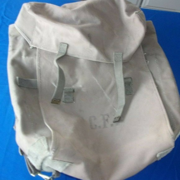 LARGE WWII CANVAS BARREL BACKPACK RUCK ROLL AWAY HAS INITIALS CF 21SI391 - Picture 1 of 12